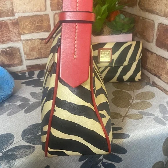 Dooney & Bourke Black & Cream Zebra Print Shoulder Bag with wallet & coin pouch - Picture 8 of 11